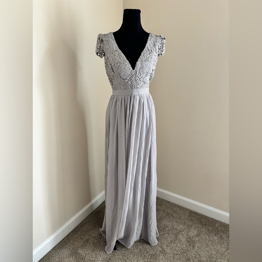 Chic Lace Maxi Dress in Light Gray